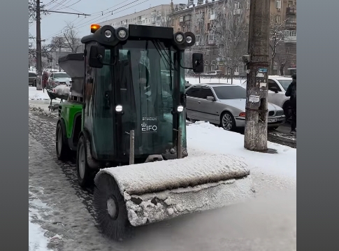 У Миколаєві показали техніку, за допомогою якої тротуари розчищають від снігу (відео)