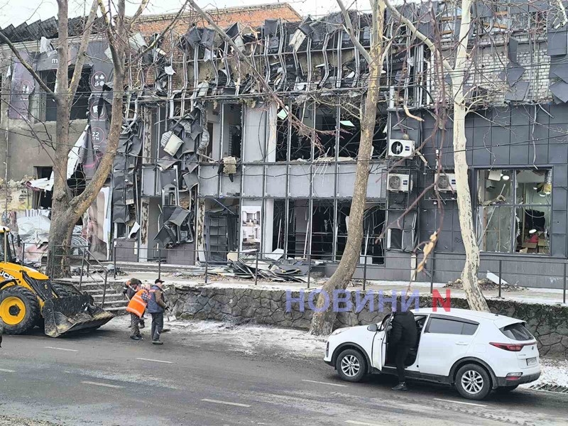 В центре Николаева «шахед» взорвался на проезжей части - повреждены офисы и магазины (фото)