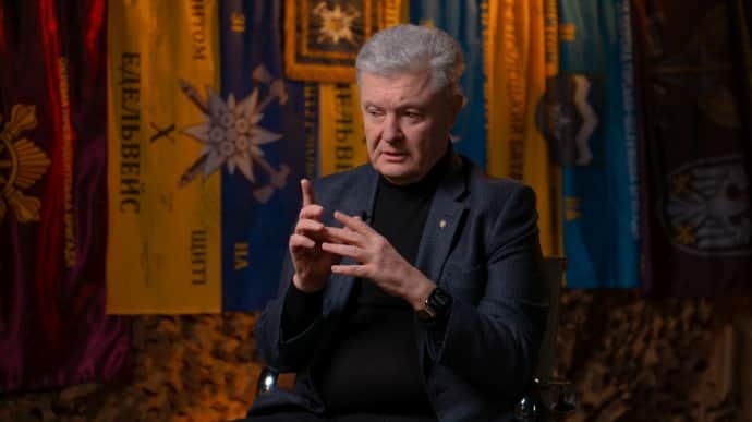 Порошенко поскаржився, що через санкції не може купити собі кави на заправці