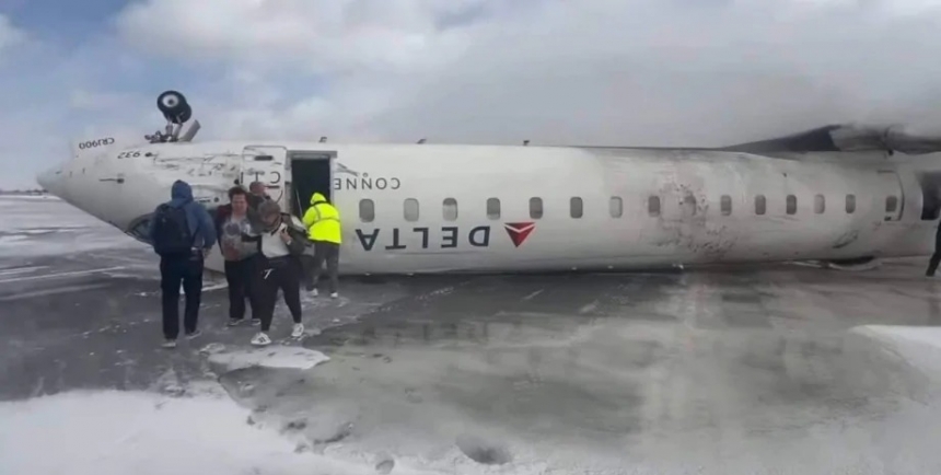 В аэрпорту Торонто при посадке перевернулся самолет (видео)