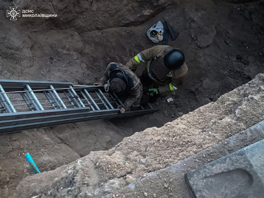 В Очакові чоловік провалився у семиметрову траншею - його госпіталізували