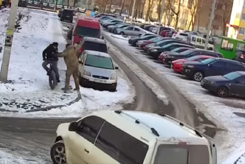 В Харькове человек в военной форме сбил велосипедиста – после его затолкали в бус (видео)