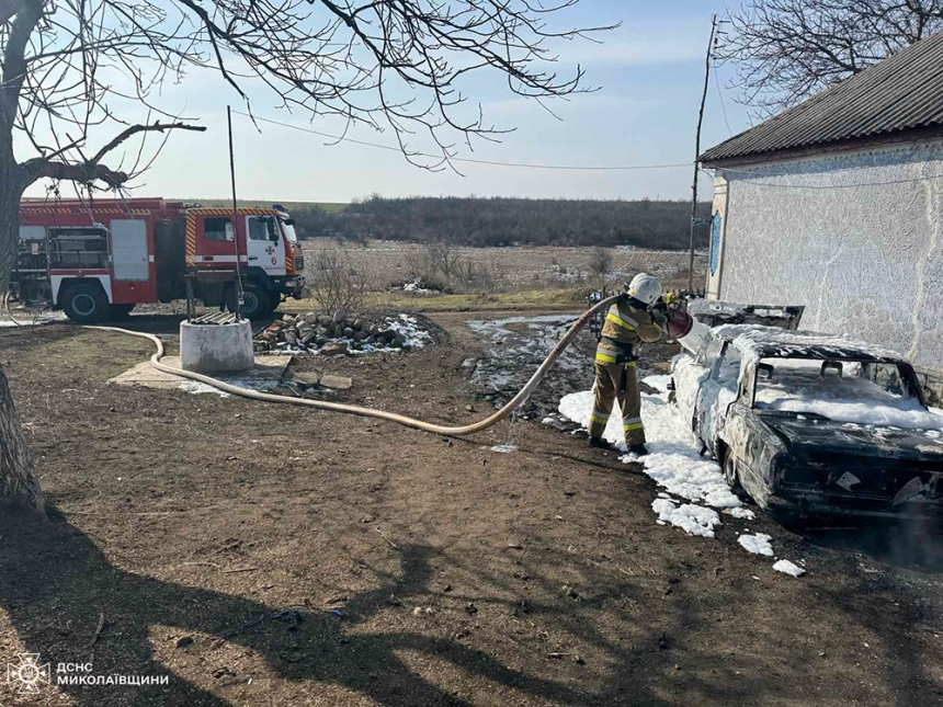 В Николаевской области во дворе дома загорелся ВАЗ (фото)