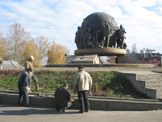 Легендарный памятник-«шар» в центре Николаева приводят в порядок