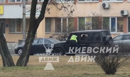 В Киеве полиция со стрельбой останавливала Mercedes, но нарушитель сбежал (видео)