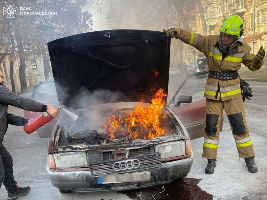 Загорелся во время движения: в Николаеве спасатели тушили охваченный огнем автомобиль