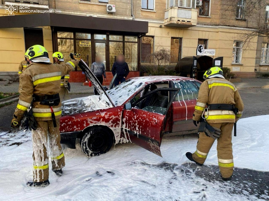 Загорелась во время движения: в Николаеве спасатели тушили горящий автомобиль