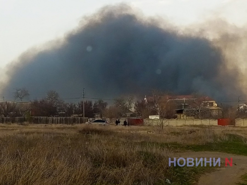 Огромный столб черного дыма поднимается над Николаевом – горит камыш (фото, видео)