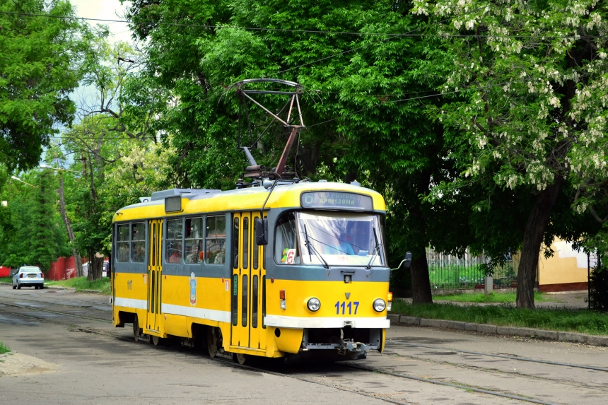 У Миколаєві чоловік роздягся догола і кинувся під трамвай (відео 18+)