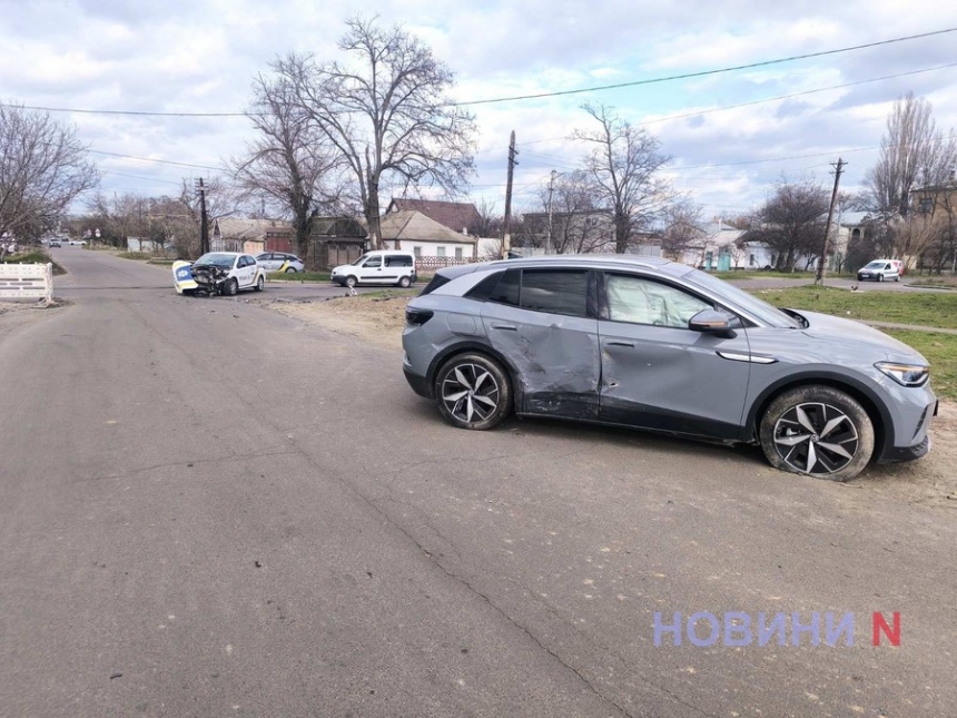 У Миколаєві поліцейський автомобіль врізався у «Фольксваген» - двоє постраждалих