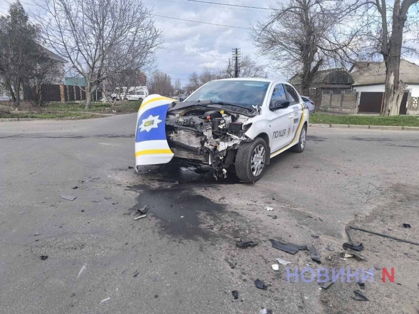 У Миколаєві поліцейський автомобіль врізався у «Фольксваген» - двоє постраждалих