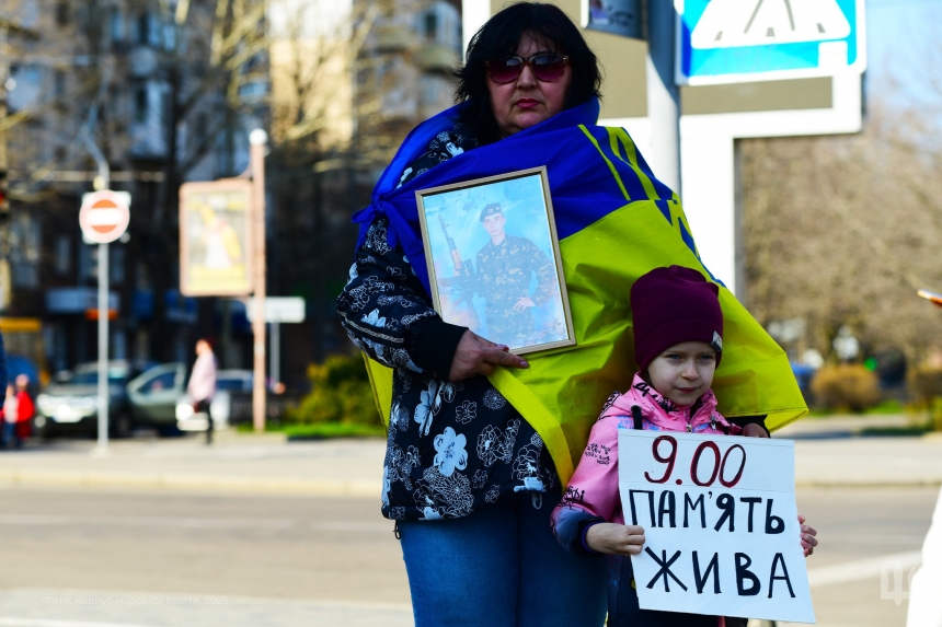 Николаевцам напомнили о важности ежедневной минуты молчания (фото)