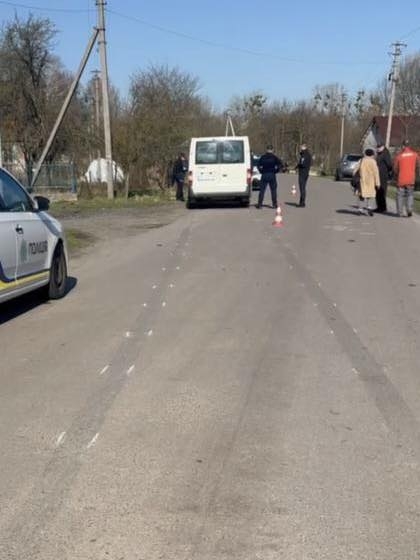 «Ледь не вбили — і зробили винною»: велосипедистку після аварії з мікроавтобусом не визнають потерпілою
