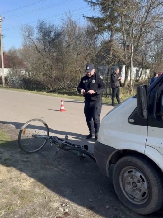 «Ледь не вбили — і зробили винною»: велосипедистку після аварії з мікроавтобусом не визнають потерпілою
