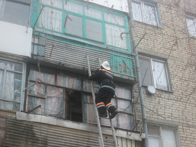 Николаевские спасатели помогли врачам попасть в помещение беспомощной пенсионерки