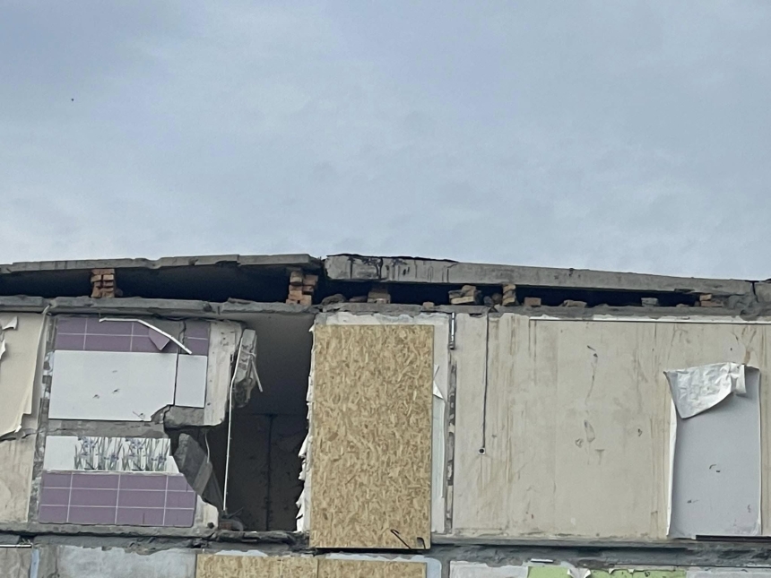 Дах на цеглах та постійні пожежі: у Миколаєві жителі аварійного будинку просять про допомогу