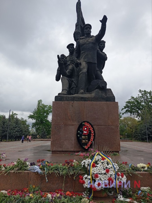 9 травня миколаївці покладали квіти до пам’ятника ольшанцям та Вічного вогню