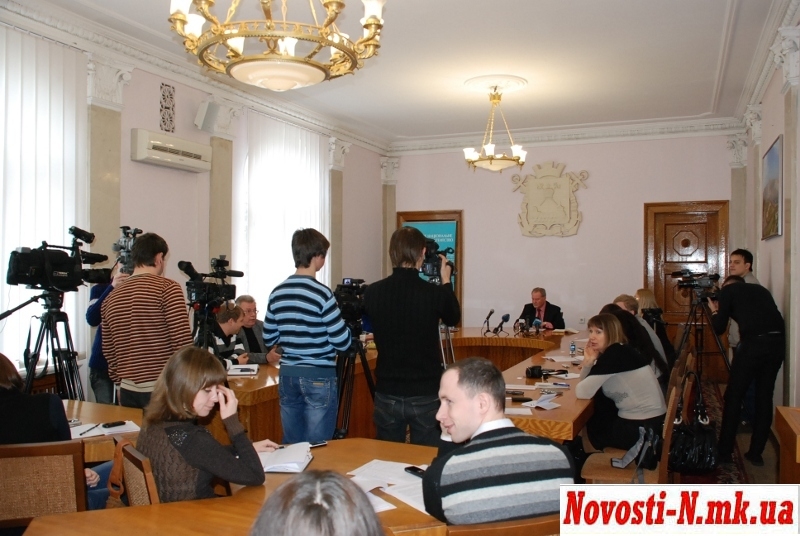 Чайка утверждает, что решение о строительстве заправки в центре города подписал под давлением прокуратуры