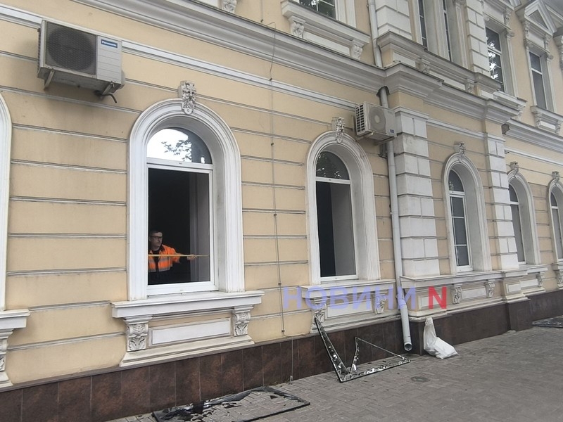 Будівля відомого іноземного банку постраждала внаслідок нічного обстрілу Миколаєва