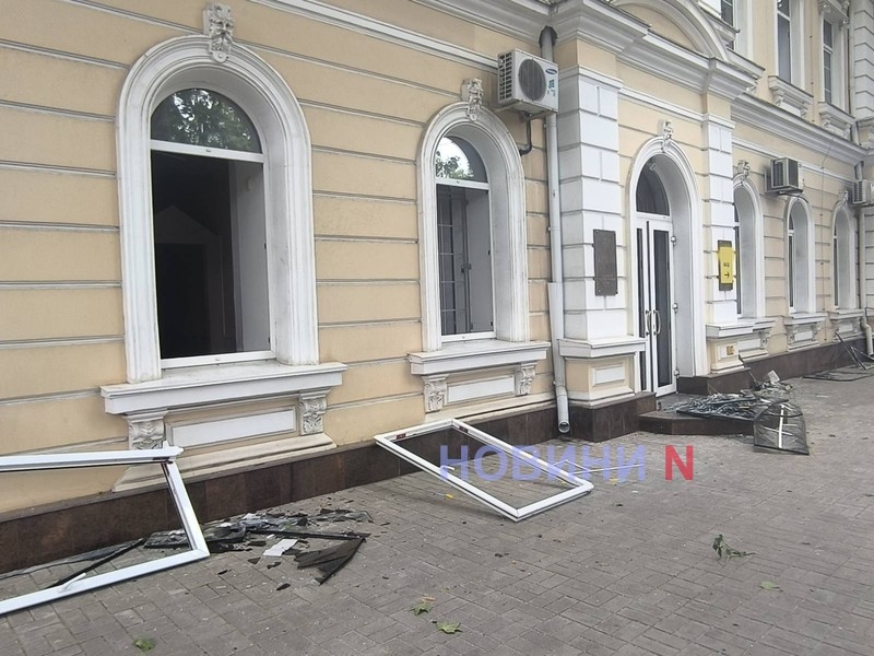Будівля відомого іноземного банку постраждала внаслідок нічного обстрілу Миколаєва