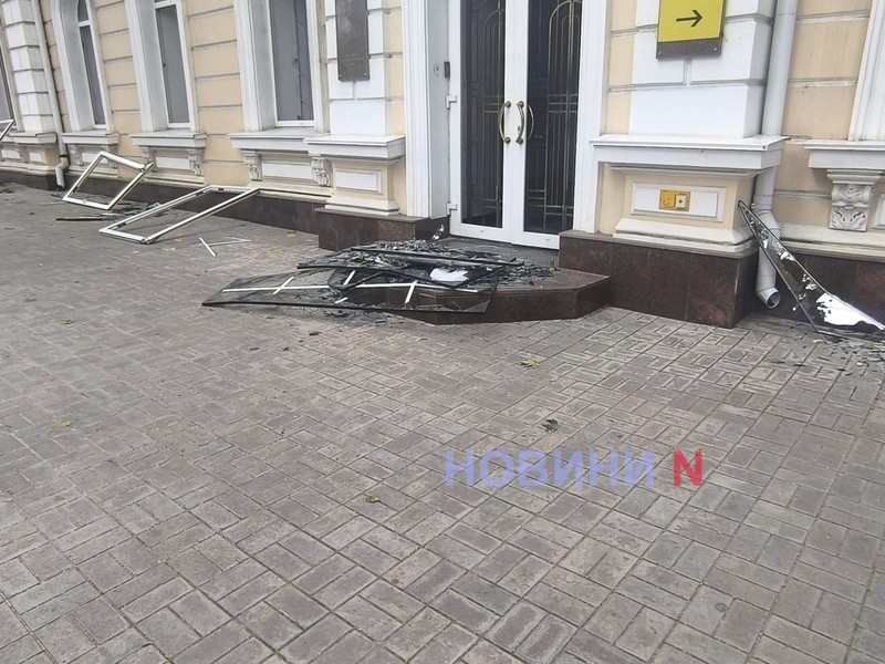Будівля відомого іноземного банку постраждала внаслідок нічного обстрілу Миколаєва