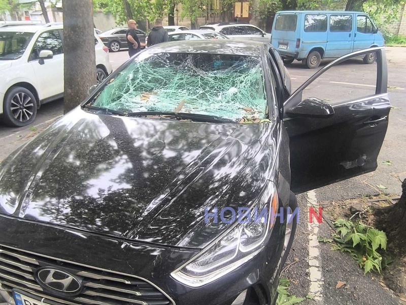 Будівля відомого іноземного банку постраждала внаслідок нічного обстрілу Миколаєва