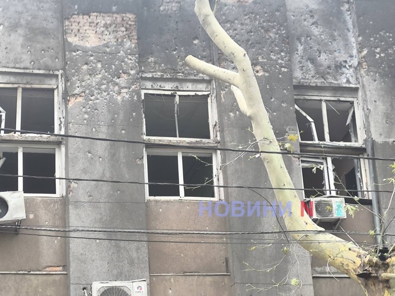 Будівля відомого іноземного банку постраждала внаслідок нічного обстрілу Миколаєва