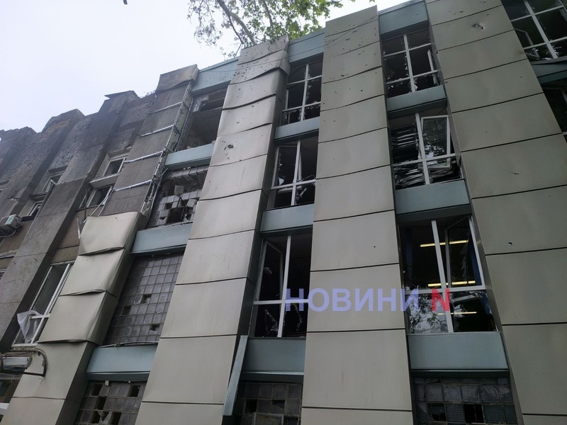 Будівля відомого іноземного банку постраждала внаслідок нічного обстрілу Миколаєва