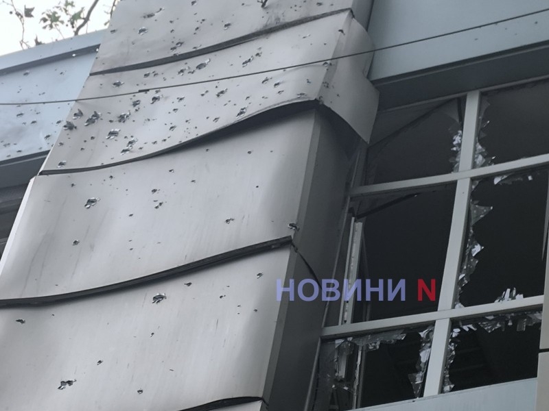 Будівля відомого іноземного банку постраждала внаслідок нічного обстрілу Миколаєва