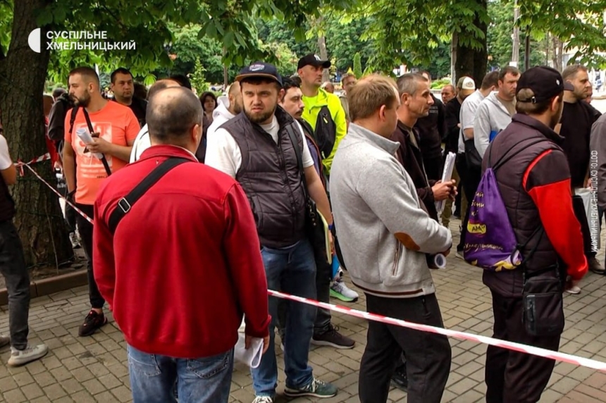 За день до крайнего срока ограниченно годные украинцы выстроились в очередь на ВВК (видео)