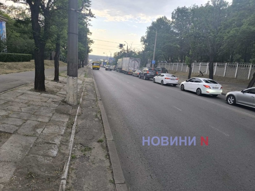 Перед мостом у Миколаєві сильний затор – вулиця «майже стоїть»