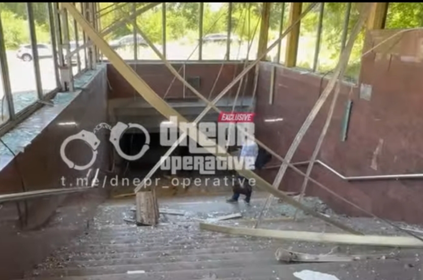 Удар баллістикою по Дніпру: пошкоджено 14 шкіл та дитсадків, відомо про одного загиблого (відео)
