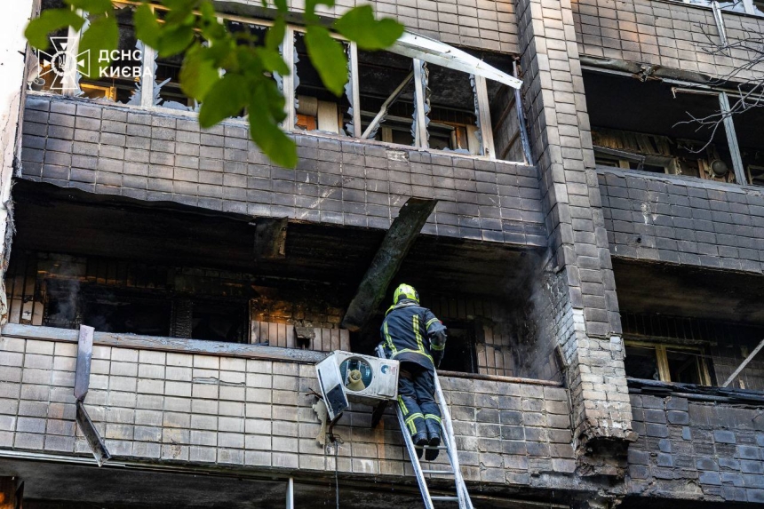 Появились фото последствий массированной атаки на Киев: выросло количество раненых  