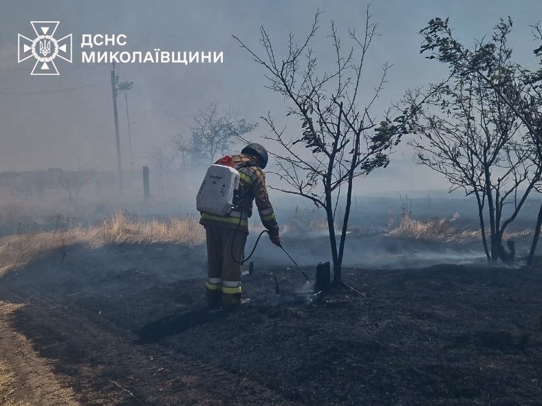 Пошкоджено будинки, виникли пожежі, є постраждалий: ворог атакував Миколаївщину