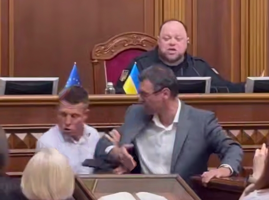 Драка в Верховной Раде: нардеп заблокировал трибуну (видео)