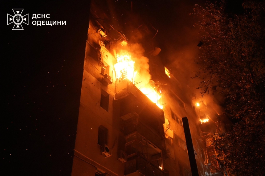 Атака РФ на Одесу: вогонь охопив багатоповерхівку, є загибла (фото, відео)