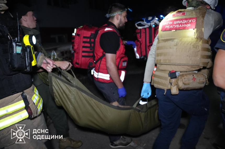 Атака РФ на Одесу: вогонь охопив багатоповерхівку, є загибла (фото, відео)