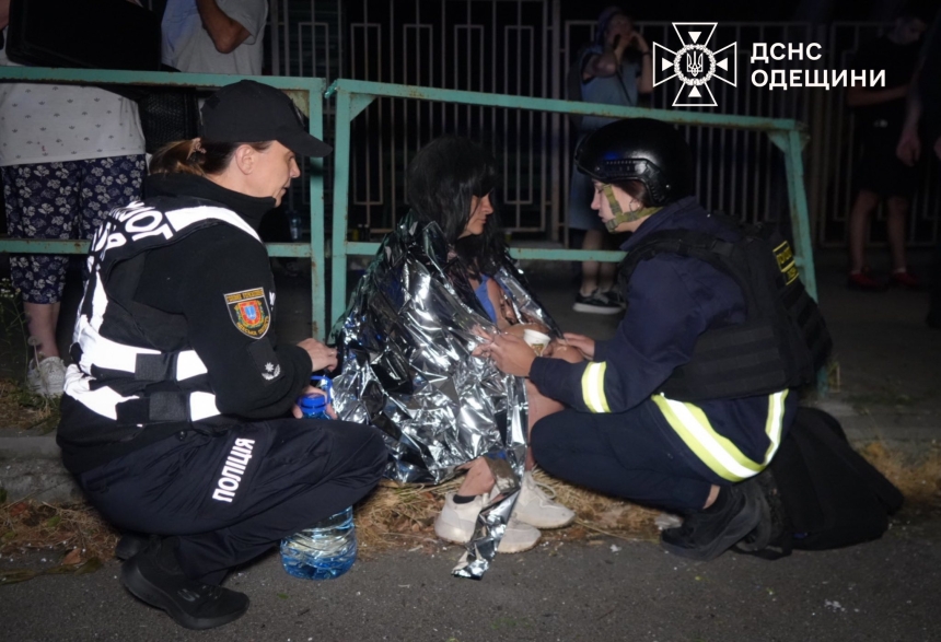 Атака РФ на Одесу: вогонь охопив багатоповерхівку, є загибла (фото, відео)