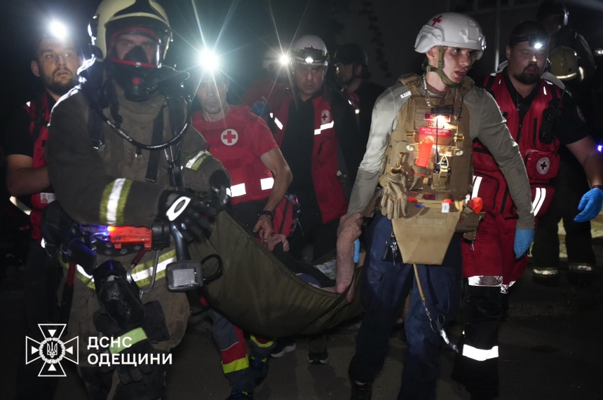 Атака РФ на Одесу: вогонь охопив багатоповерхівку, є загибла (фото, відео)