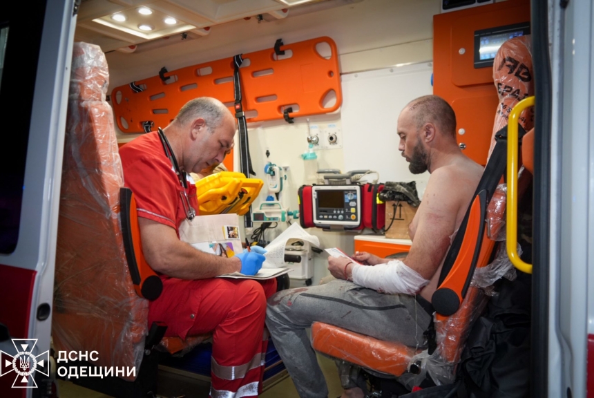Атака РФ на Одесу: вогонь охопив багатоповерхівку, є загибла (фото, відео)