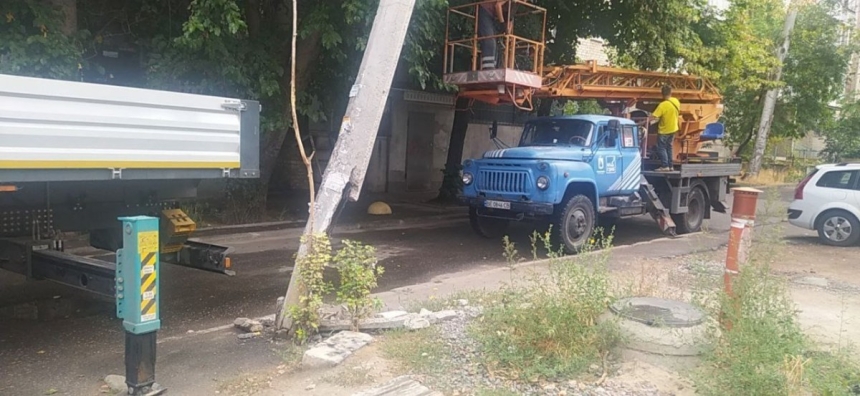 Тримався на проводах: небезпечний стовп у центрі Миколаєва прибрали після скарг городян (фото)