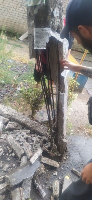 Держался на проводах: опасный столб на в центре Николаева убрали после жалоб горожан (фото)