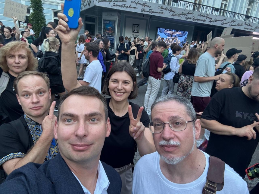 В городах Украины протестуют против скандального законопроекта по НАБУ и САП (фото, видео)