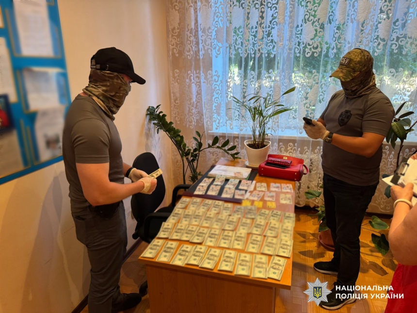 Требовала взятку от военного: в Одесской области разоблачили заведующую общежитиями