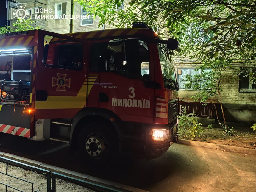 В николаевской пятиэтажке ночью горела квартира: двое пострадавших