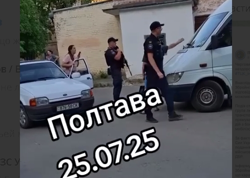 Люди «атакували» автобус ТЦК у Полтаві: частина мобілізованих втекла