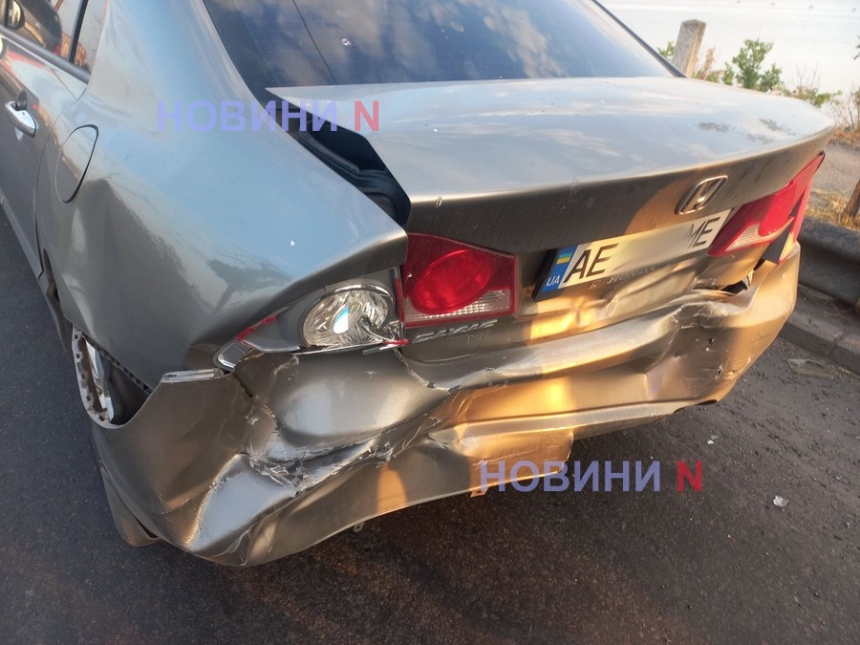 ВАЗ врезался в «Хонду»: на мосту в Николаеве огромная пробка