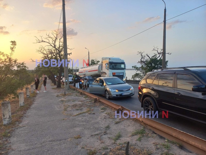 ВАЗ врезался в «Хонду»: на мосту в Николаеве огромная пробка
