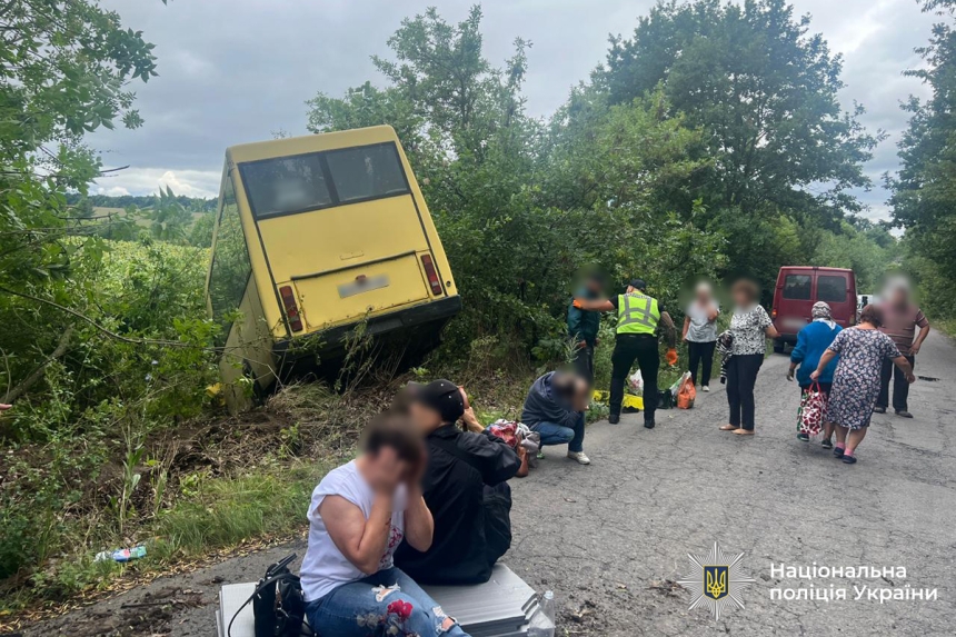 Автобус с пассажирами слетел в кювет в Винницкой области