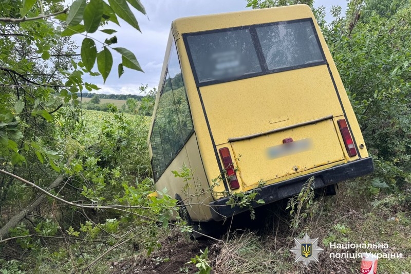 Автобус с пассажирами слетел в кювет в Винницкой области